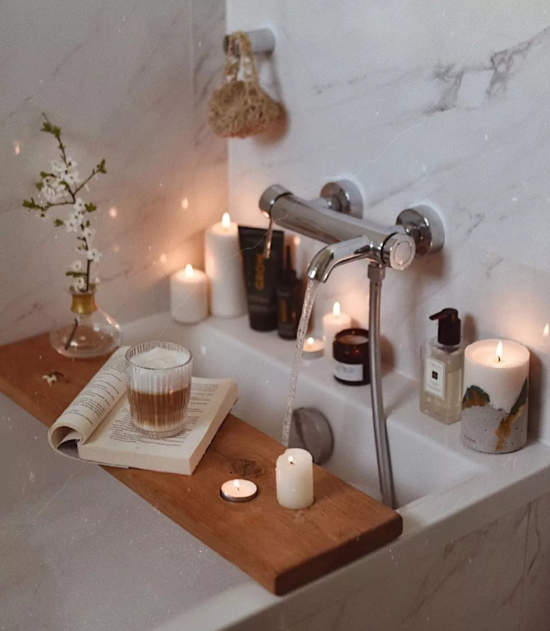 Spa caseiro com máscaras faciais e óleos essenciais